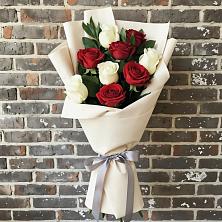 Букет красно-белые розы в Воздвиженской Букет цветов из:  Розы в Воздвиженской