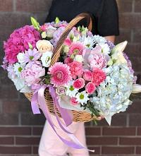 Цветочная композиция из Розы, Хризантемы, Пионы и Лизиантусы в корзине в Воздвиженской