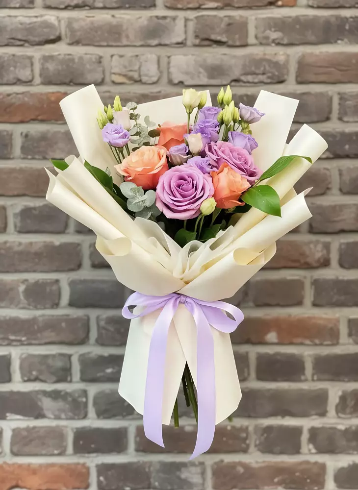 Букет цветов из: Лизиантусы и Розы в Воздвиженской