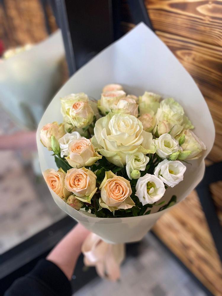 Букет цветов из: Розы и Лизиантусы в Воздвиженской